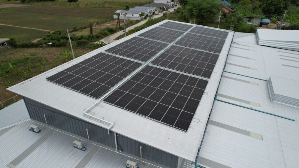 แผงโซลาร์ 120 kWp บนหลังคาโรงงานซักรีด ชะอำ มุมโดรน