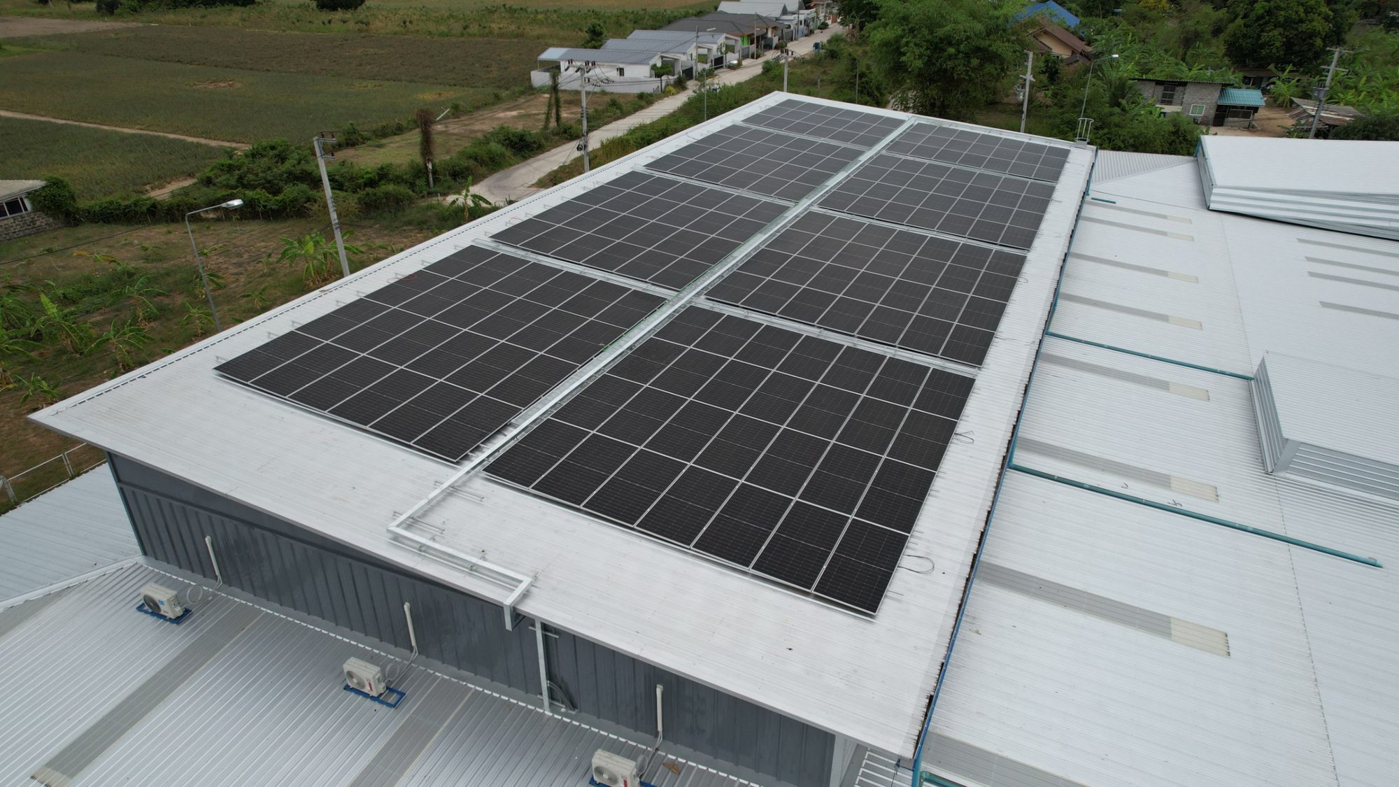แผงโซลาร์ 120 kWp บนหลังคาโรงงานซักรีด ชะอำ มุมโดรน