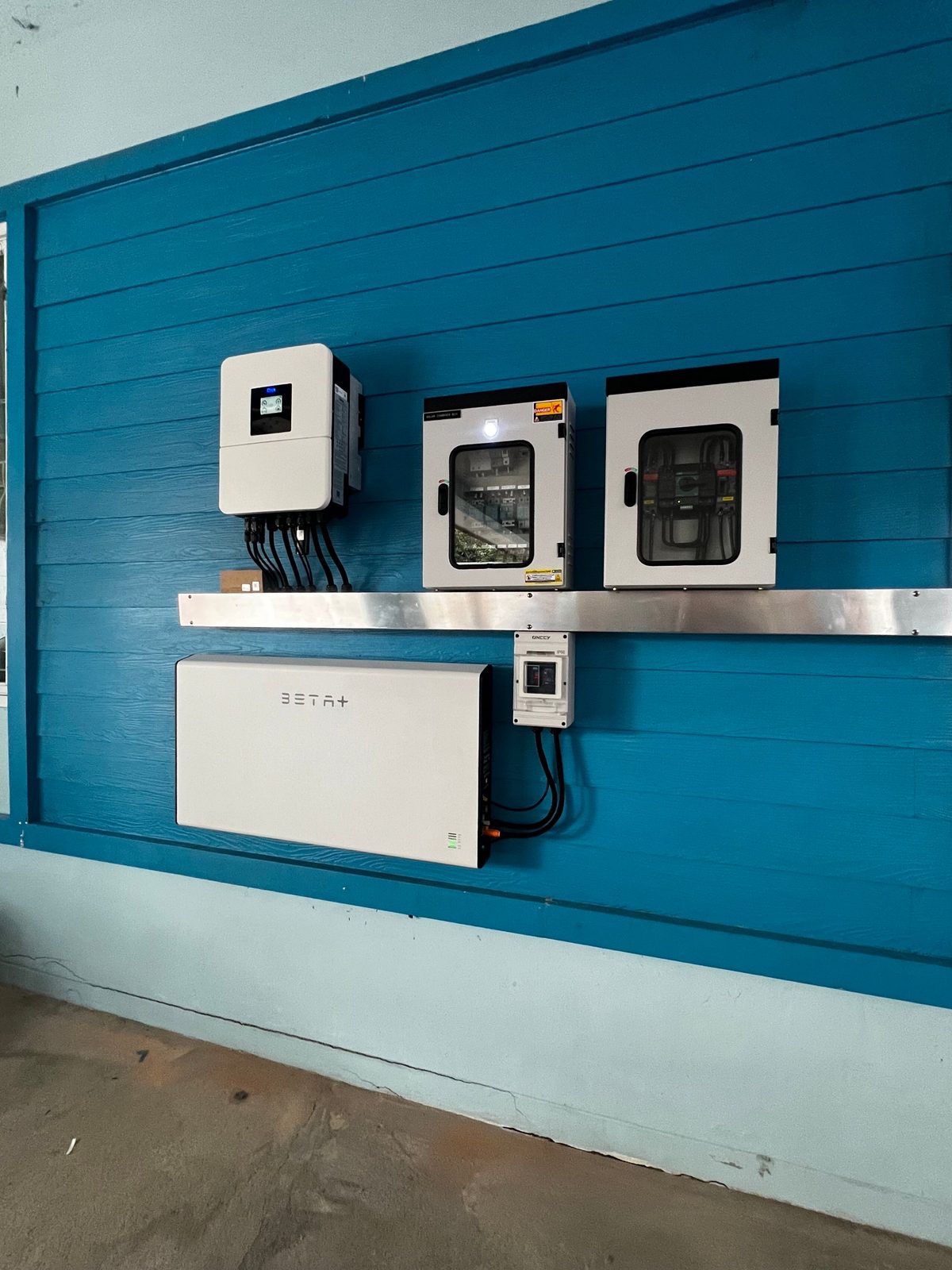 อินเวอร์เตอร์ Deye Hybrid 6kW และแบตเตอรี่ BETA+ ติดตั้งโดย Solarworks นครปฐม