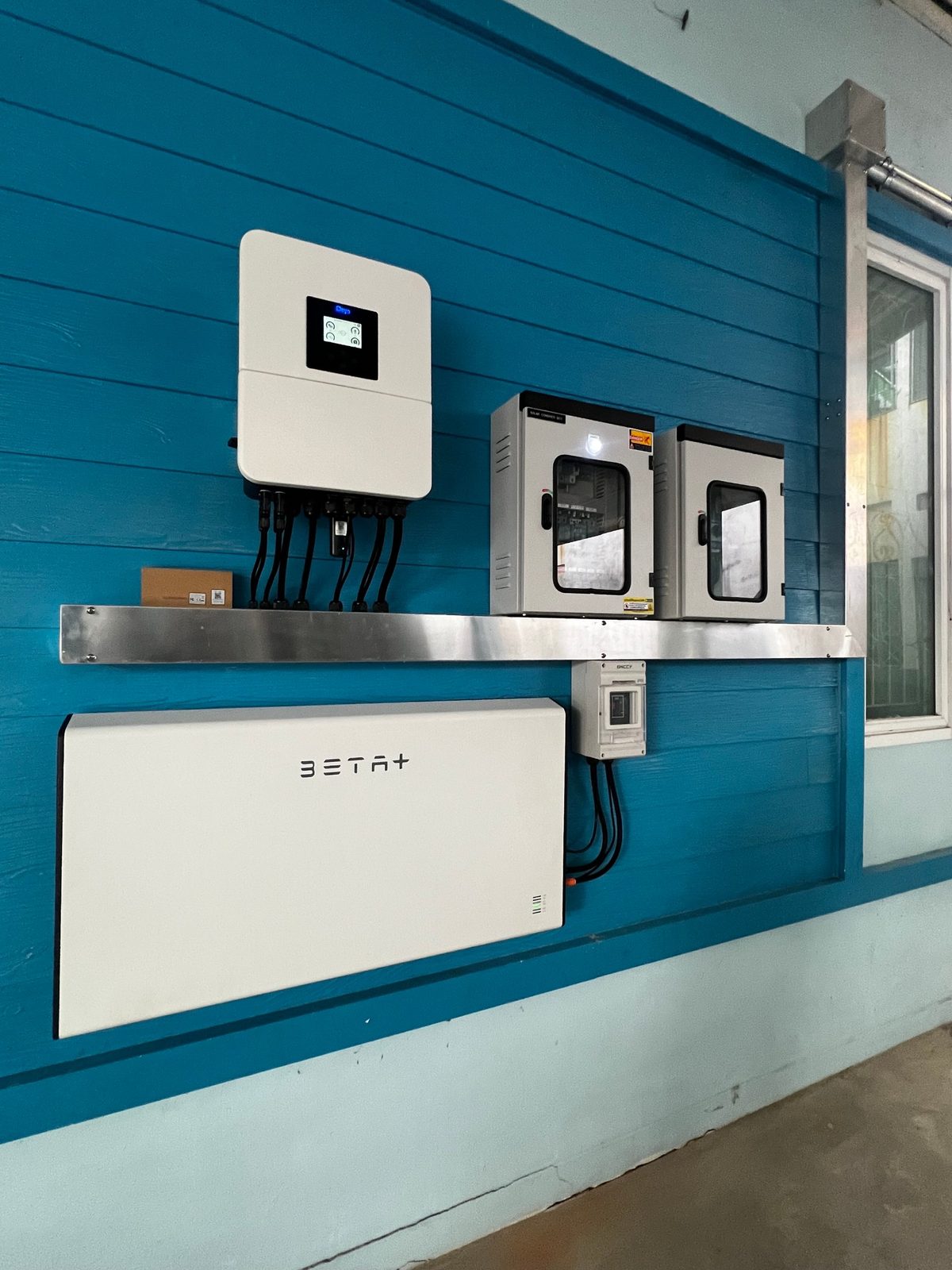 ตู้ควบคุมและระบบ Hybrid พร้อมแบตเตอรี่ BETA+ งานติดตั้ง Solarworks